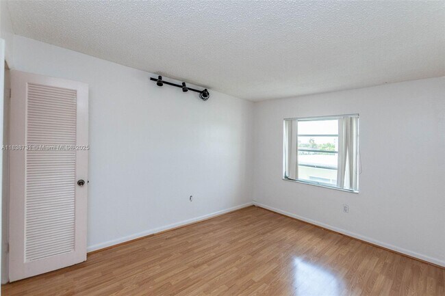 Building Photo - 3862 NE 171 St