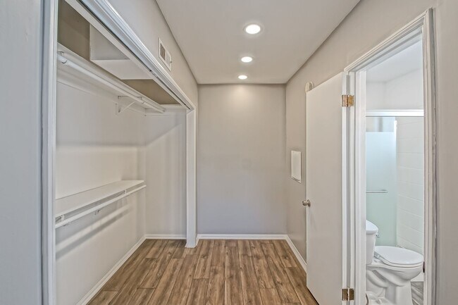 Building Photo - REMODELED, BRIGHT & AIRY 3BR2BA HOME W/ DETACHED GARAGE, CHARMING FRONT PORCH/YARD & HUGE REAR YA...