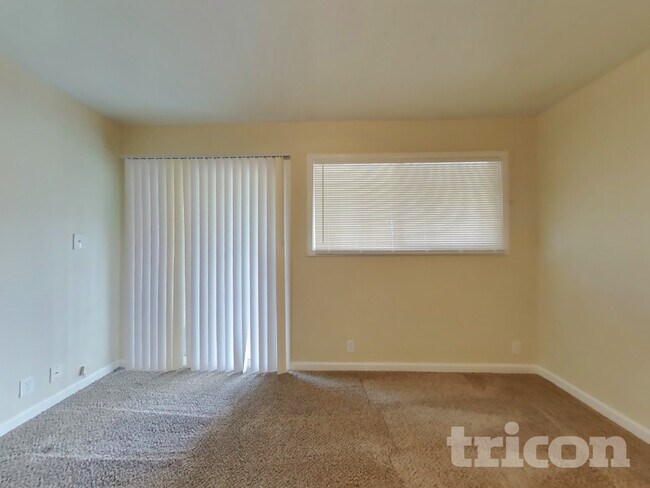 Building Photo - 1724 Hemlock St