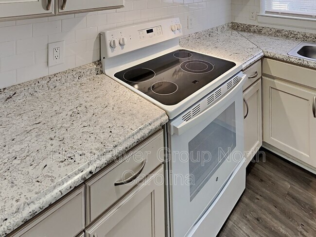 Building Photo - 1847 Boulevard St