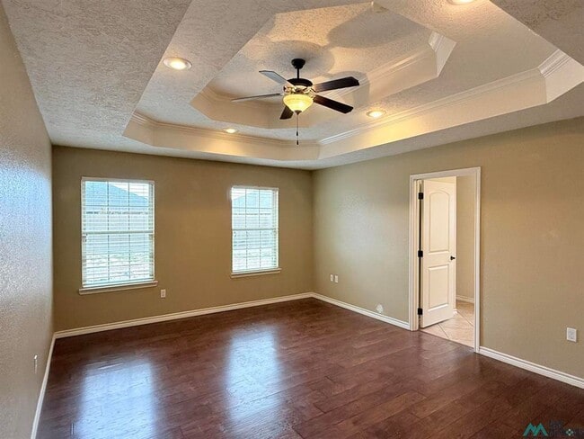 Building Photo - 1347 Oakwood Cir