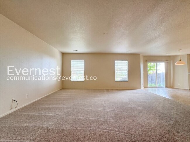 Building Photo - 3 Bed/2.5 Bath Home with Fenced Yard & Garage / Available Now!