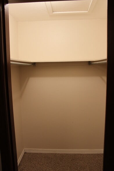 Walk-in Closet - 908 Acacia Cir