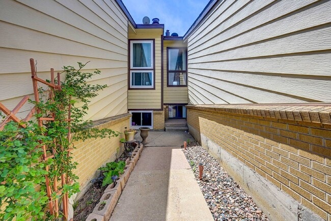 Building Photo - $1,995.95, 2 Bed, 2 Bath Townhome in Lakewood with Central AC and In Unit Laundry!