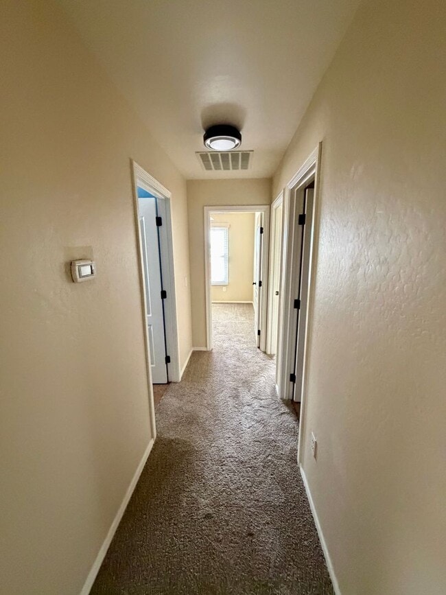 Building Photo - Beautiful 3 bedroom, 2.5 bath home located in the highly sought after community of Power Ranch