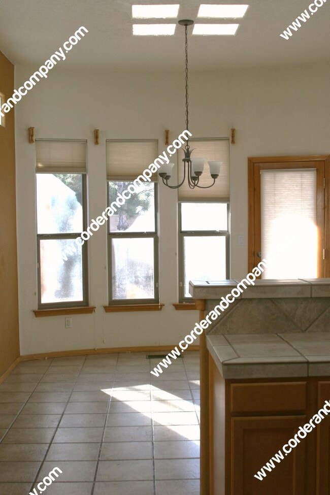 Building Photo - Beautiful 4 Bedroom, 2 Bathroom, 2 Car Gar...