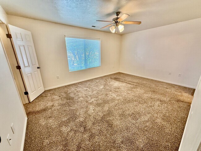 Building Photo - Pet-Friendly Three Bedroom Townhome in Woodbridge