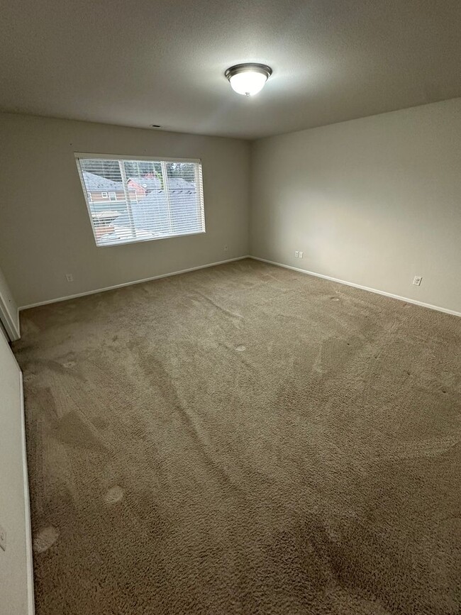 Building Photo - Pet friendly Spacious 4 bedroom + bonus ro...