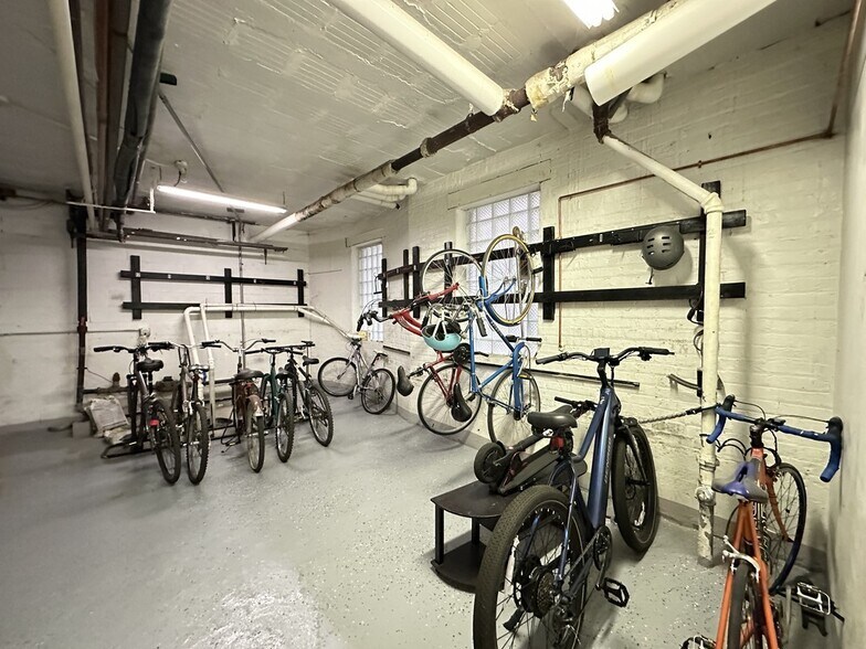 Building Photo - 5451 N Kenmore Ave