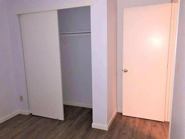 Building Photo - AVAILABLE FOR MOVE IN ON 8/1/26 -  RECENTLY RENOVATED 3 BED, 2 BATH 1 STORY ON LARGE CORNER LOT