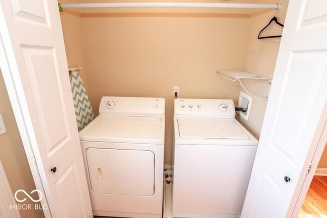 Building Photo - Sweet Spacious Townhome With Finished Base...