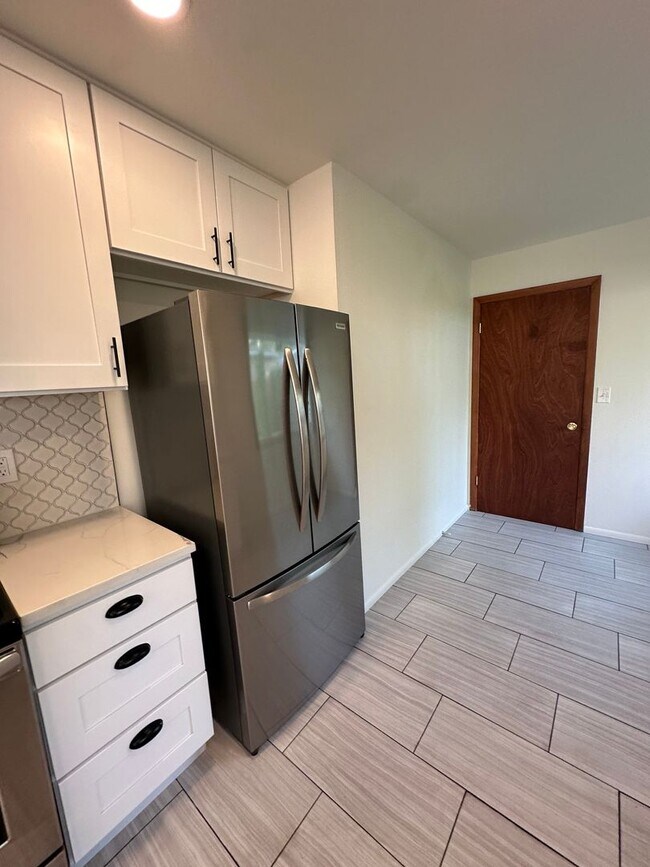 Building Photo - GORGEOUS RANCH STYLE HOME ON HUGE MANICURED LOT IN GARDEN HOME IN SW PORTLAND