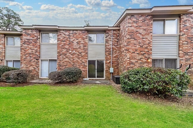 Building Photo - 2 bedroom / 1.5 bath Townhome ~ Hannahan, SC
