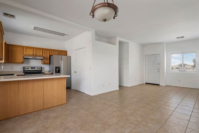 Building Photo - Beautiful 3 bedroom patio home with open f...