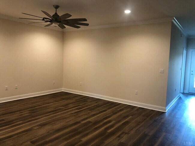 Building Photo - 175 Villa Oak Cir