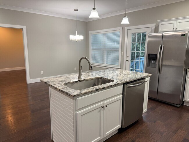 Building Photo - Spacious & Convenient!