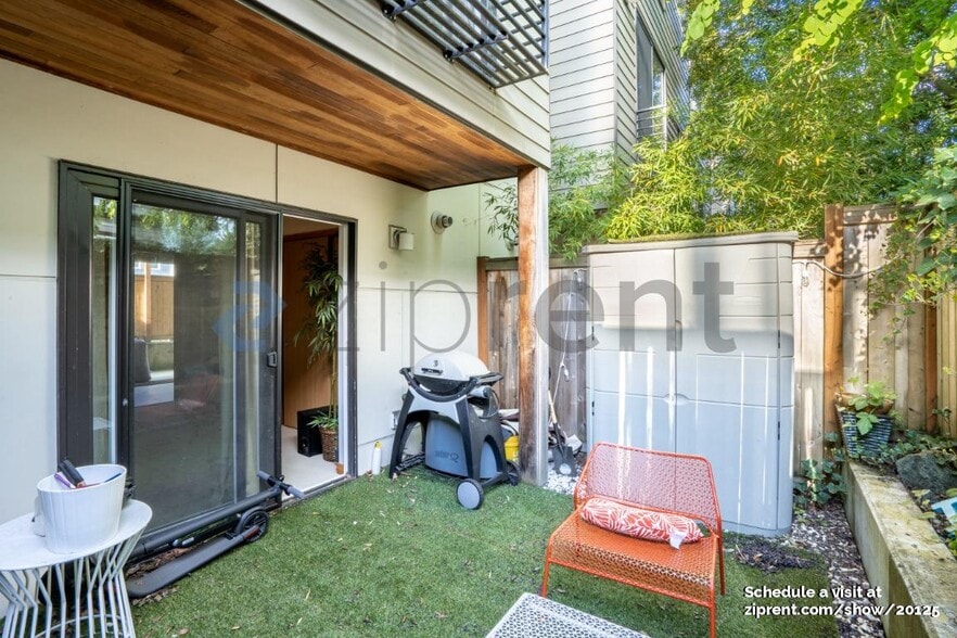 Building Photo - Unit D