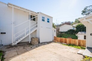 Building Photo - 728 E Palmer Ave