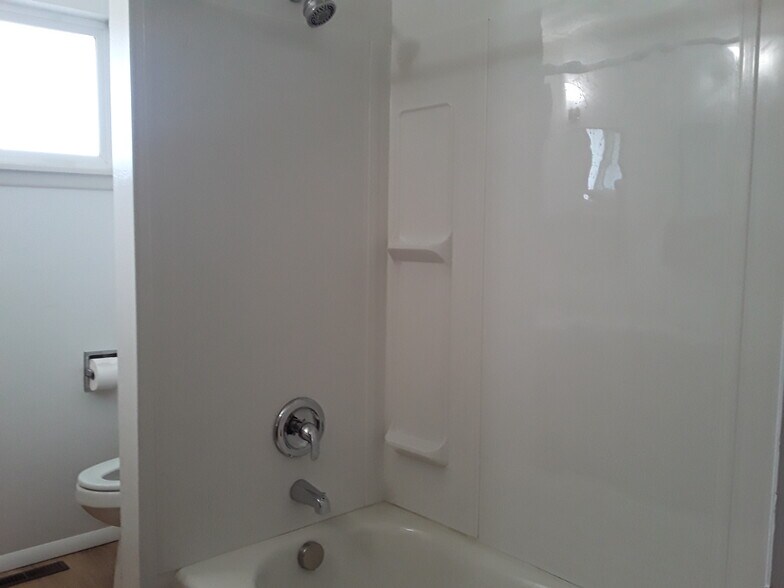 Main bathroom - 212 Juniper St N