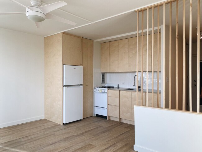 Building Photo - Renovated Studio - Utilities INCLUDED Avai...