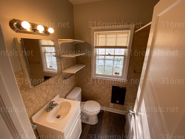 Building Photo - $925 - 2 bedroom / 1 bathroom - Beautiful ...