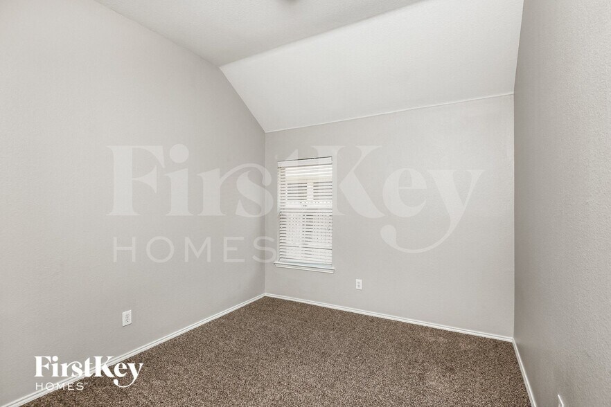 Building Photo - 423 Hackberry Dr
