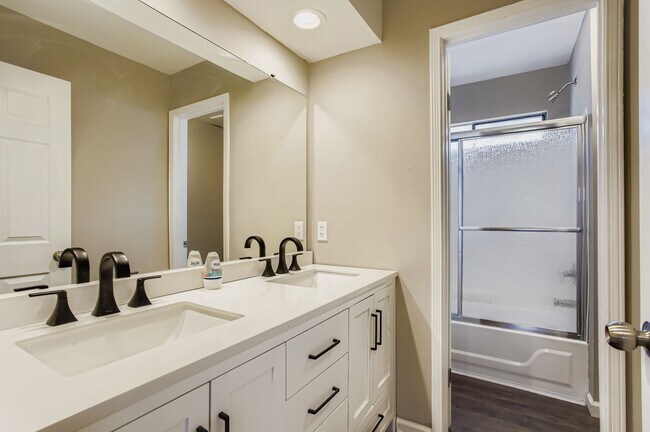 Building Photo - 4819 Brooklawn Dr