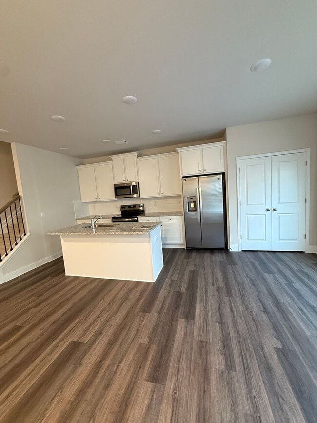 Building Photo - Townhome