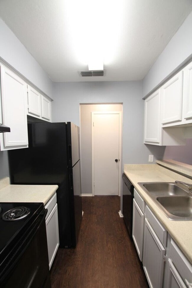 Building Photo - Available! 1 Bed 1 Bath, Downstairs Unit a...