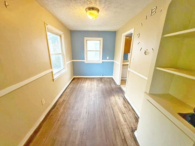 Building Photo - 3 BED, 1 BATH BEAUTIFUL SINGLE-FAMILY HOME IN CLEVELAND!