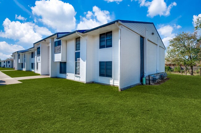 Building Photo - 834 Timberlake Dr