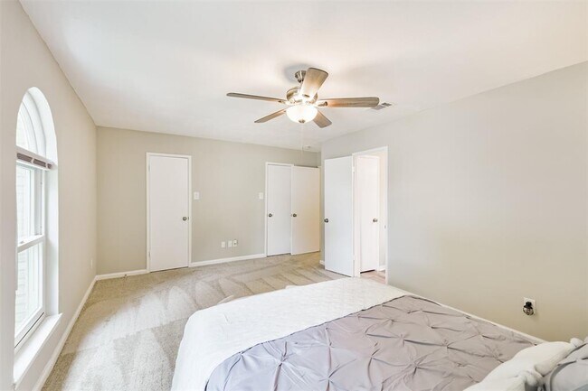 Building Photo - 1352 Country Pl Dr