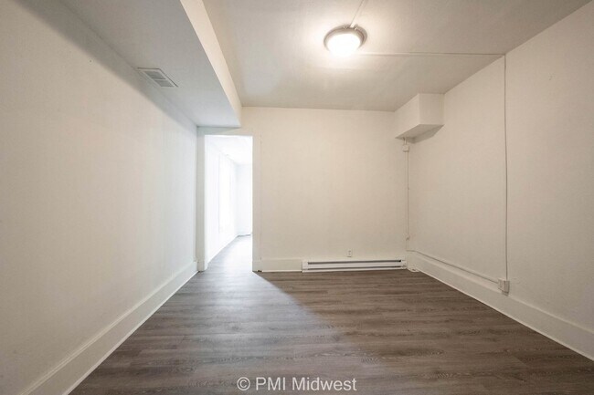 Building Photo - "Charming Duplex Retreat: Spacious 2-Bedro...