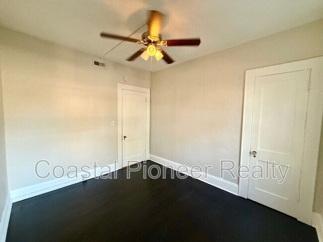 Building Photo - 4015 N Seminole Ave