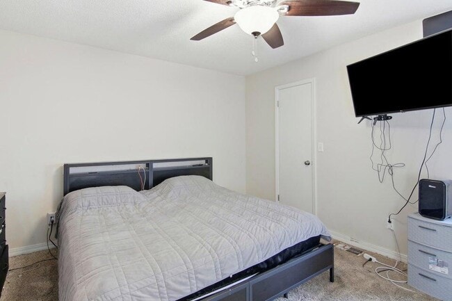 Building Photo - 1325 Greendale Ave