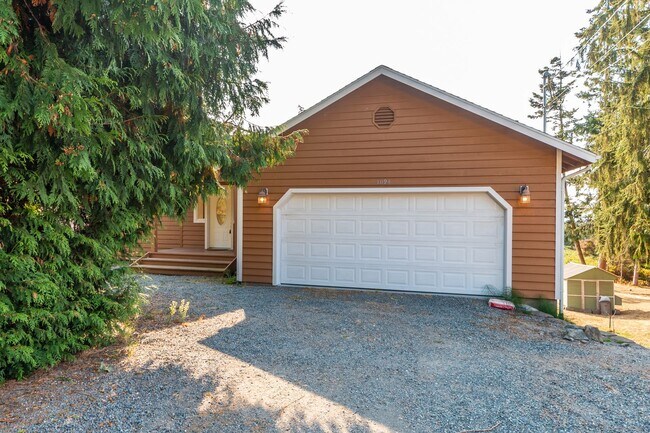 Building Photo - 2 bedroom and 2.5 Bath - Admirals Cove Home