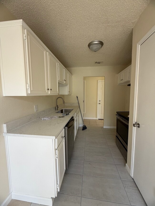 Building Photo - 323 Moss Hill Dr