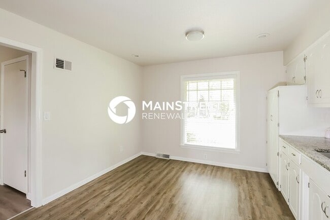 Building Photo - 3 Bedroom Pet-Friendly Home in KANSAS CITY, MO with Main Street Renewal