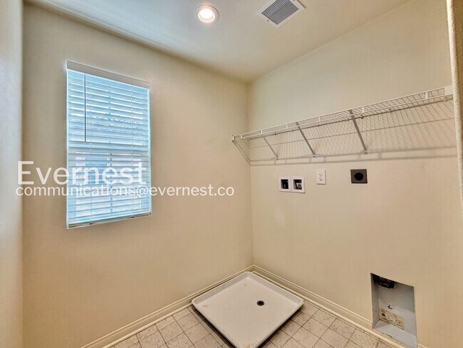Building Photo - 4 Bed/3 Bath Home with Fenced Yard & Garage / Vouchers Accepted / Available Now!