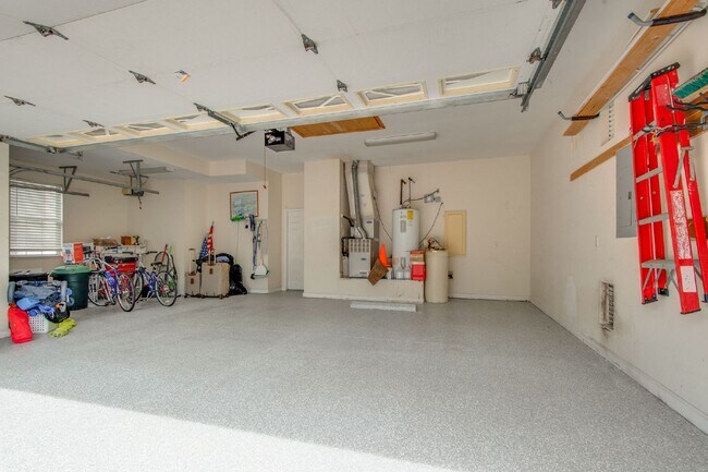 Building Photo - "Charming 3 Bed, 2.5 Bath Rental in Blufft...