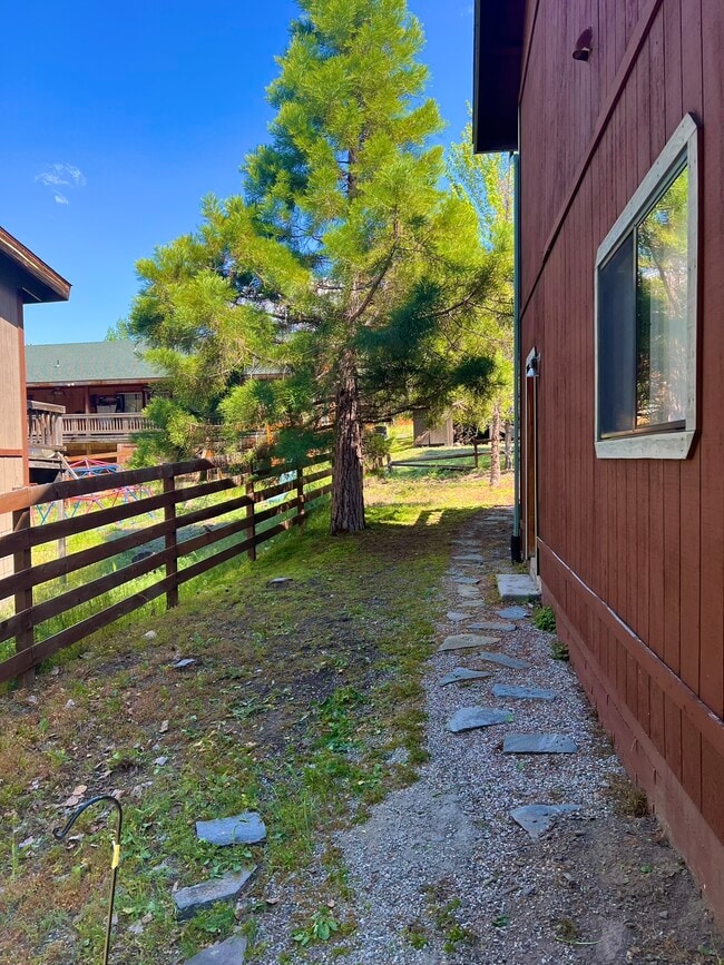 Building Photo - 14700 Voltaire Dr