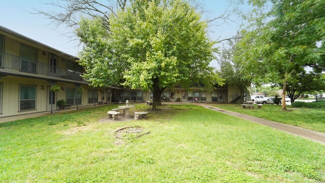 Building Photo - FOR LEASE! 2 Bedroom - 1 Bath - Upstairs U...
