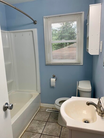 Bathroom - 3166 S Parkview Ave