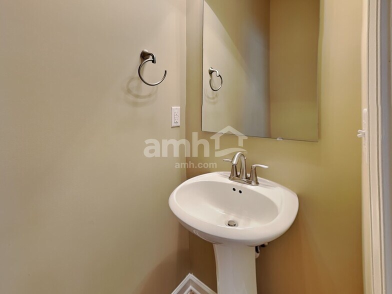 Building Photo - 3617 Althorp Dr