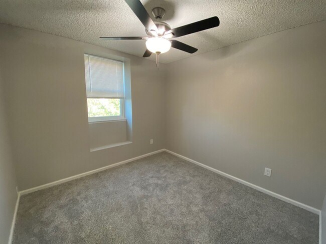 Building Photo - Gorgeous 5+3 On Cul-De-Sac