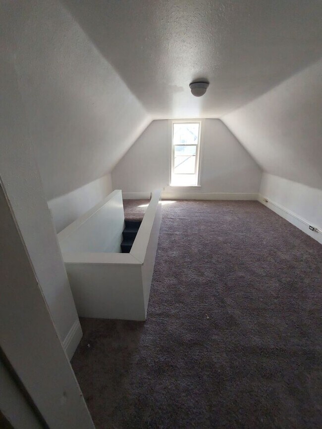 Building Photo - Charming Tacoma Home on a Peaceful Corner Lot!