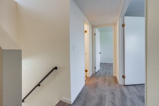 Building Photo - Downtown Vista Townhome, Available Now!