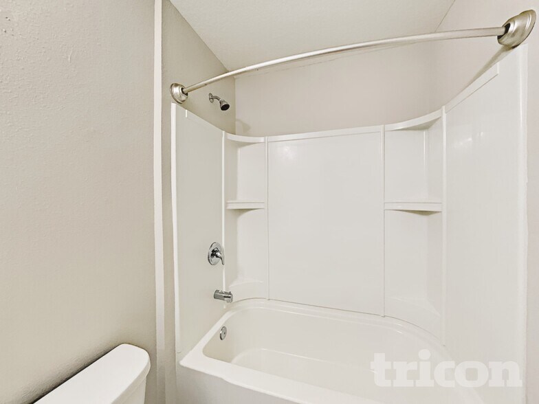 Building Photo - 606 Northside Dr S