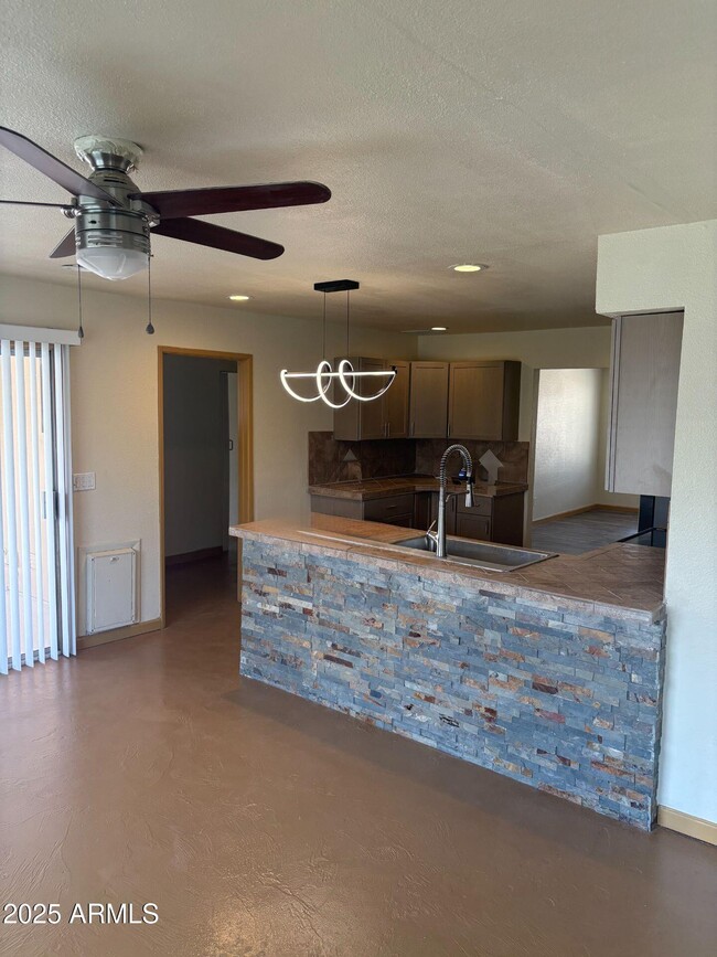 Building Photo - 4027 E Windrose Dr