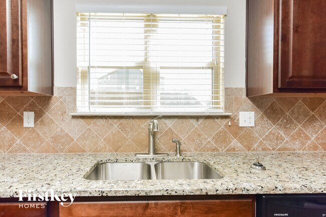 Building Photo - 1690 Long Acre Dr